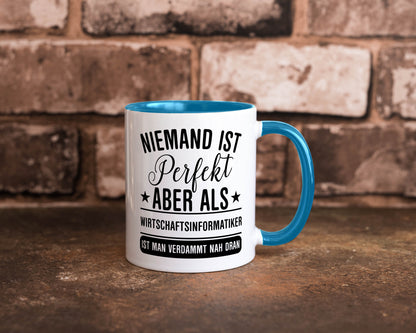 Verdammt nah dran: Wirtschaftsinformatiker | Informatik Humor Geschenkidee Tasse