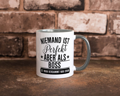 Verdammt nah dran: Boss | Führungskraft Vorgesetzter Humor Geschenkidee Tasse