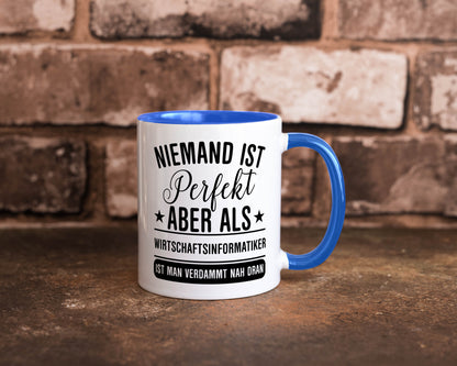 Verdammt nah dran: Wirtschaftsinformatiker | Informatik Humor Geschenkidee Tasse
