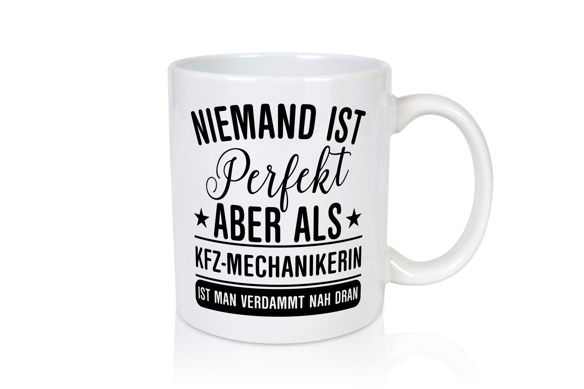 Verdammt nah dran: KFZ-Mechanikerin | Mechaniker KFZ Geschenkidee Humor Tasse