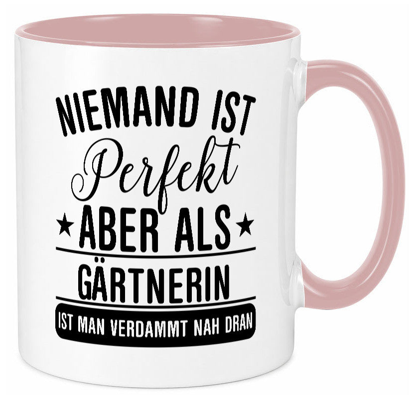 Verdammt nah dran: Gärtnerin | Gartenbau lustig Humor Geschenkidee Geschenk