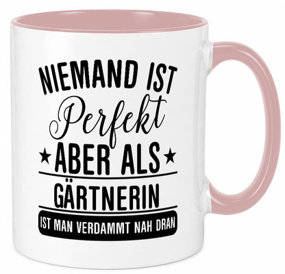 Verdammt nah dran: Gärtnerin | Gartenbau lustig Humor Geschenkidee Geschenk