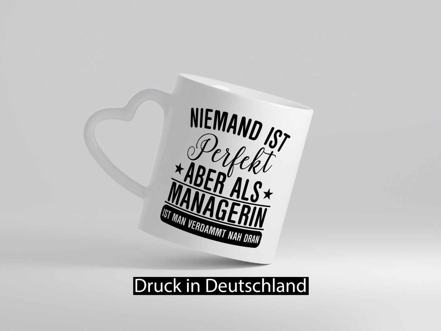 Verdammt nah dran: Managerin | Management Geschenkidee Humor Tasse