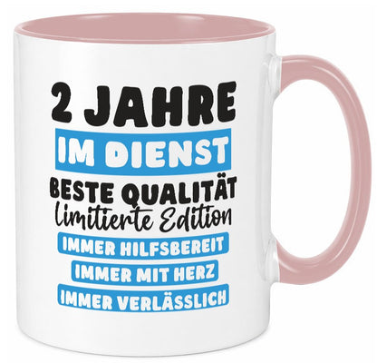 2 Jahre im Dienst | Jubiläum Arbeit v6 lustig Kollegen Büro Geschenk Tasse