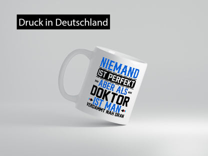 Niemand ist Perfekt | Doktor Verdammt nah dran lustiger Spruch Geschenk Humor