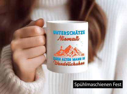 Alter Mann in Wanderschuhen | Berge Mensch Geschenkidee Humor Tasse