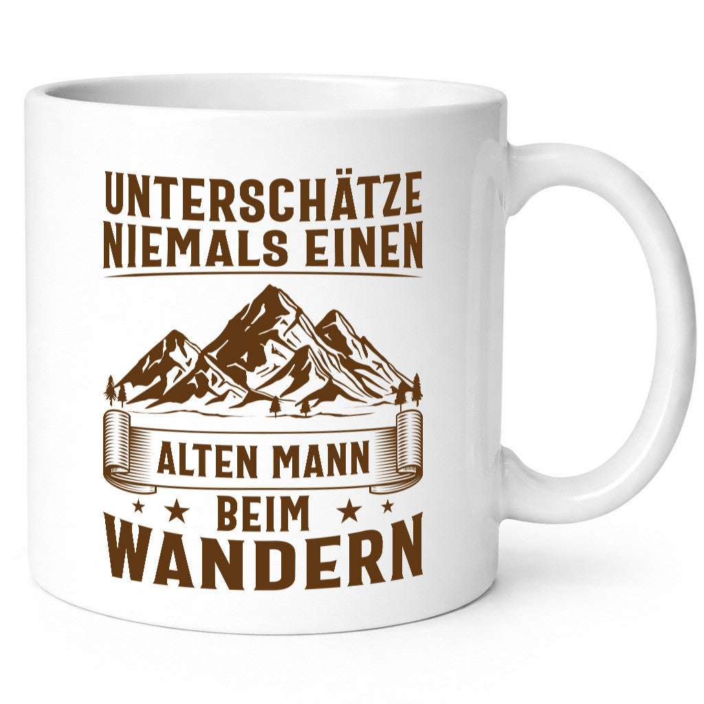 Unterschätze keinen alten Mann beim Wandern | Gebirge Geschenkidee Humor Tasse