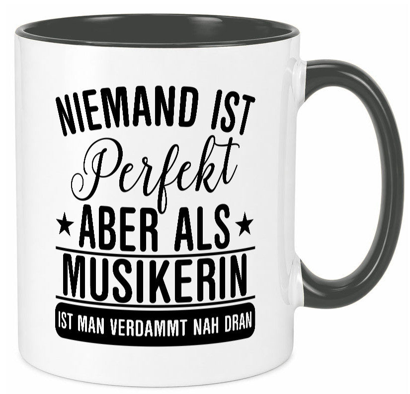 Verdammt nah dran: Musikerin | Musik Musikantin Geschenkidee Humor Tasse
