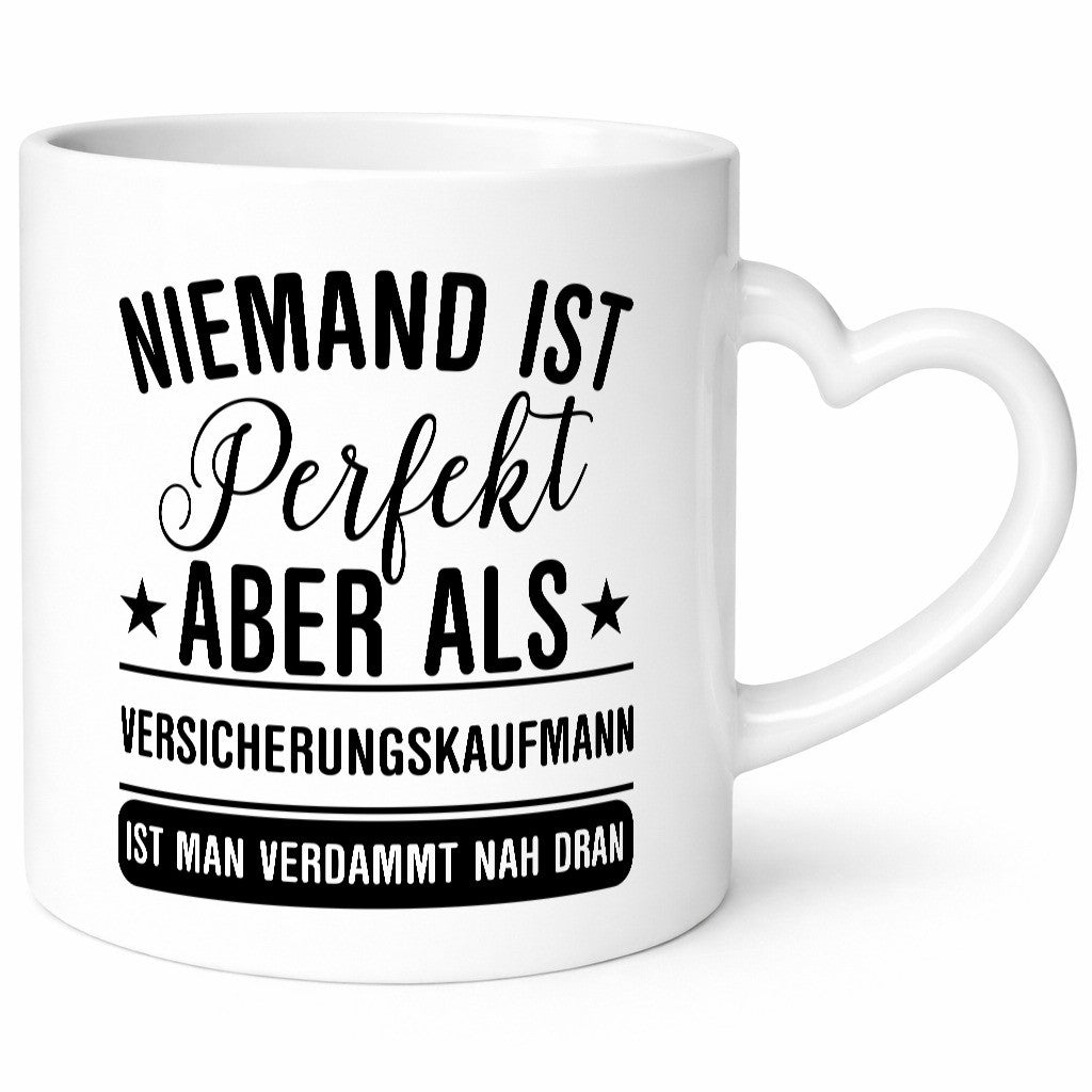 Verdammt nah dran: Versicherungskaufmann | Kaufmann Geschenkidee Humor Tasse