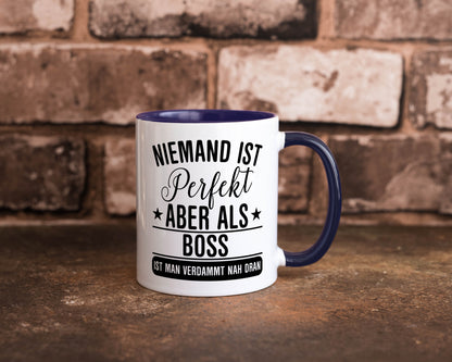 Verdammt nah dran: Boss | Führungskraft Vorgesetzter Humor Geschenkidee Tasse
