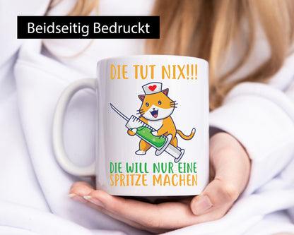 Die tut nix! | Spruch Katze Krankenschwester Humor Tierliebhaber Geschenkidee