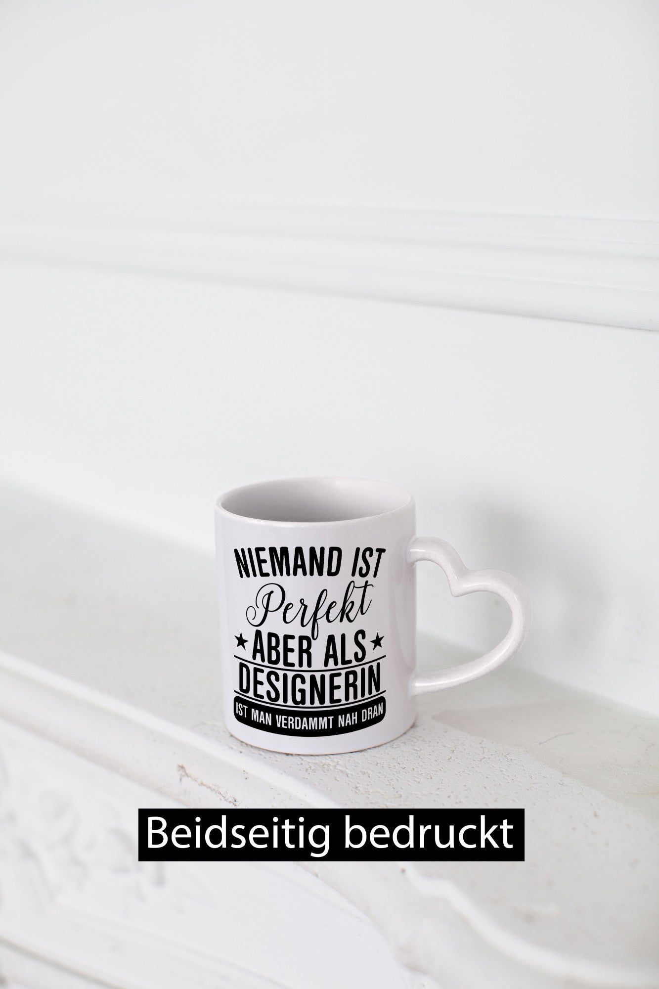 Verdammt nah dran: Designerin | Mode lustig Humor Geschenkidee Geschenk Tasse