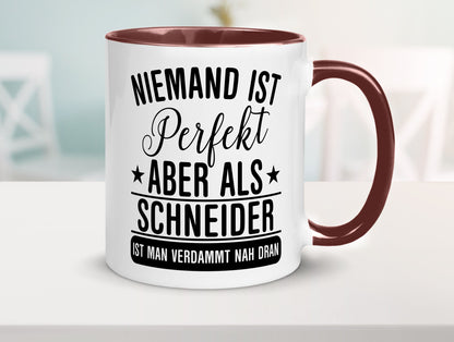 Verdammt nah dran: Schneider | Beruf Schneiderei Geschenkidee Arbeit Kollegen