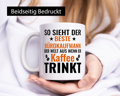 Kaffee trinkt: Bürokaufmann | Kaufmann lustiger Spruch Geschenk Arbeit Kollegen