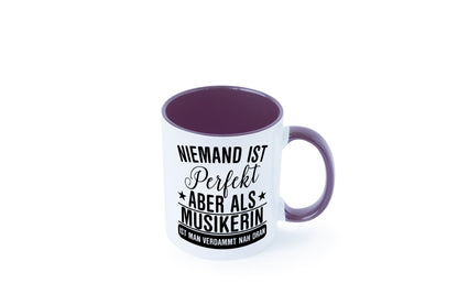 Verdammt nah dran: Musikerin | Musik Musikantin Geschenkidee Humor Tasse