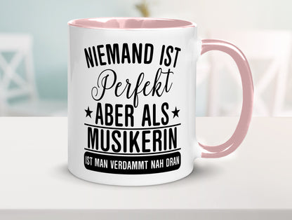 Verdammt nah dran: Musikerin | Musik Musikantin Geschenkidee Humor Tasse