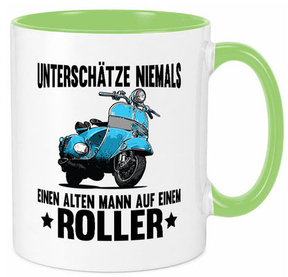 Unterschätze niemals einen alten mann auf einem Roller Humor Geschenkidee Tasse