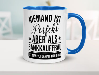 Verdammt nah dran: Bankkauffrau | Kauffrau Bank Kaufleute Geschenkidee Humor