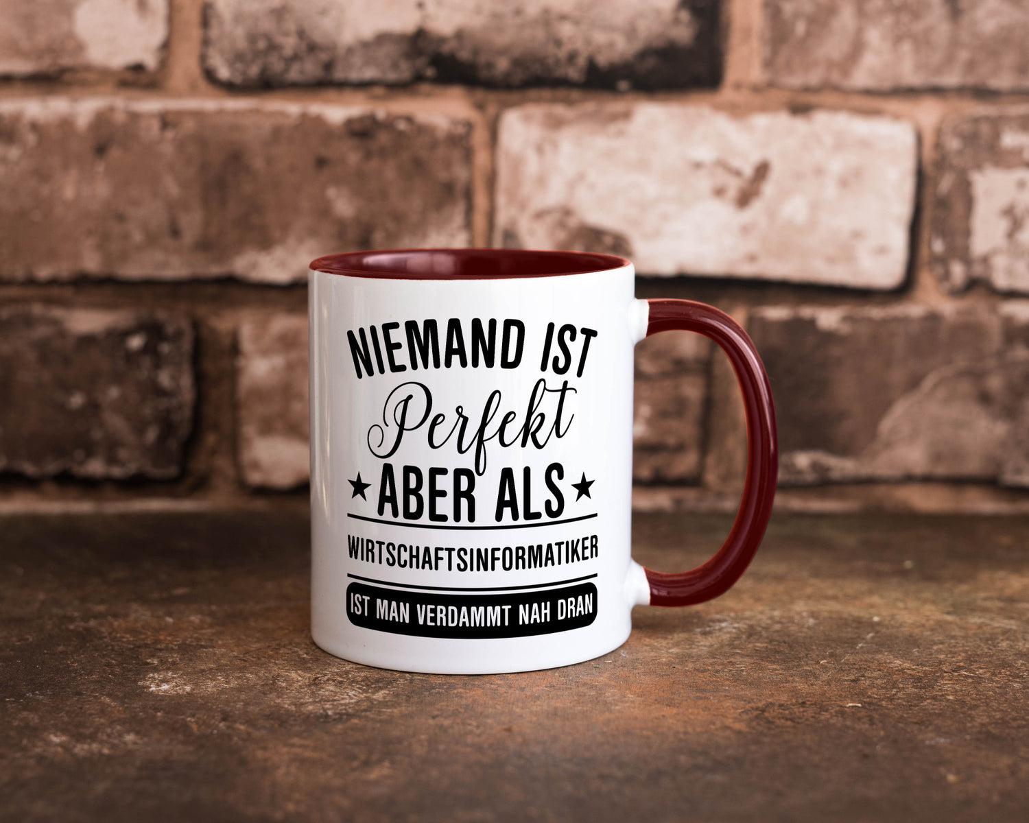 Verdammt nah dran: Wirtschaftsinformatiker | Informatik Humor Geschenkidee Tasse