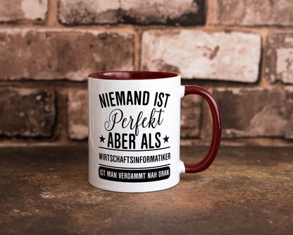 Verdammt nah dran: Wirtschaftsinformatiker | Informatik Humor Geschenkidee Tasse