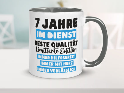 7 Jahre im Dienst | Jubiläum Arbeit v6 lustig Kollegen Büro Geschenk Tasse