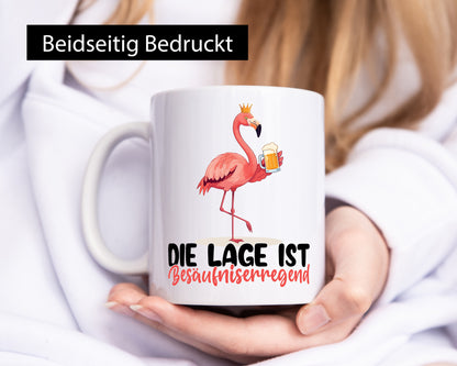 Die lage ist Besäufniserregend | Bier Flamingo Geschenkidee Humor Tasse