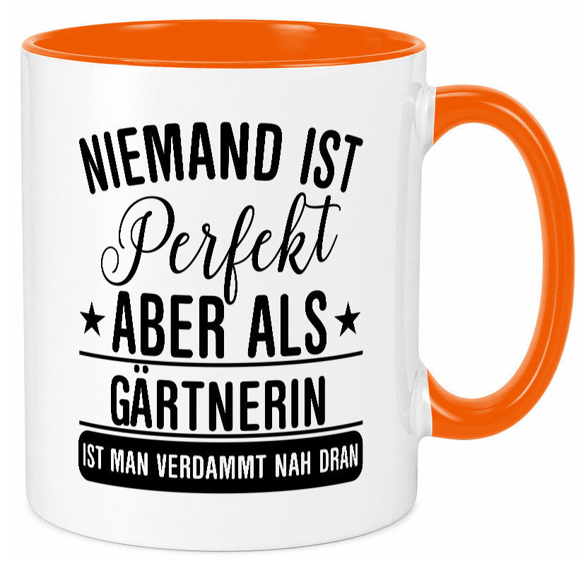 Verdammt nah dran: Gärtnerin | Gartenbau lustig Humor Geschenkidee Geschenk