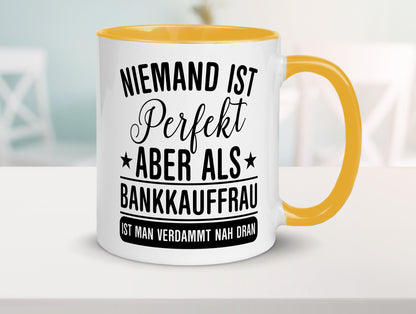 Verdammt nah dran: Bankkauffrau | Kauffrau Bank Kaufleute Geschenkidee Humor