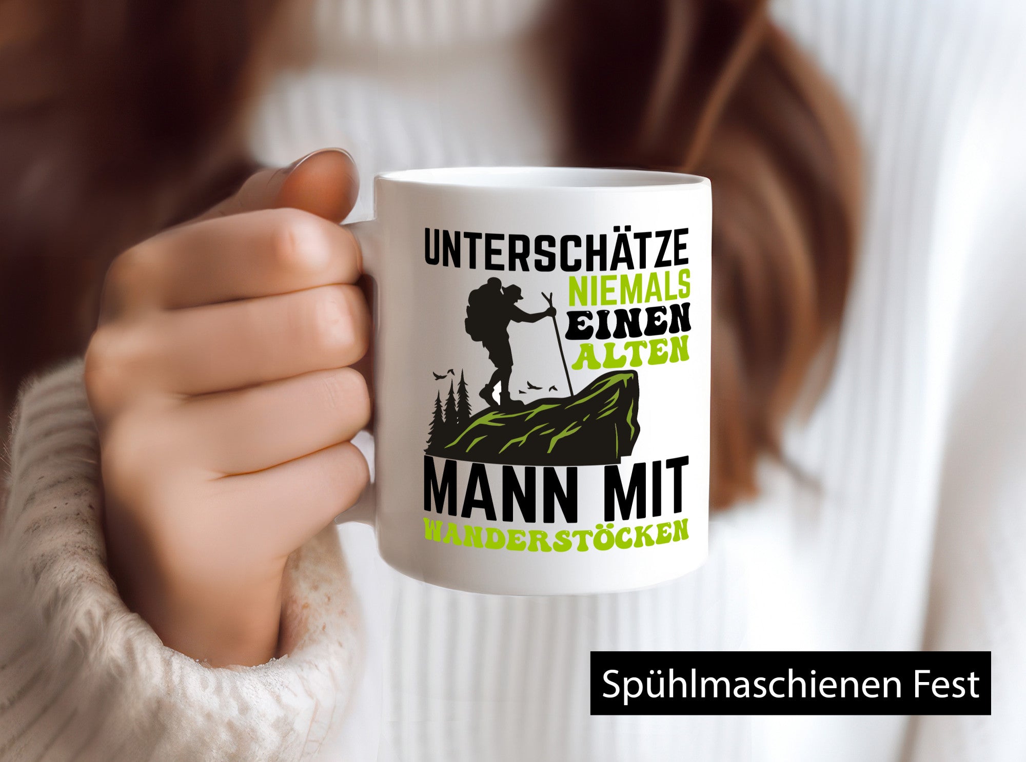 Unterschätze niemals einen alten Mann mit Wanderstöcken Humor Geschenkidee Tasse