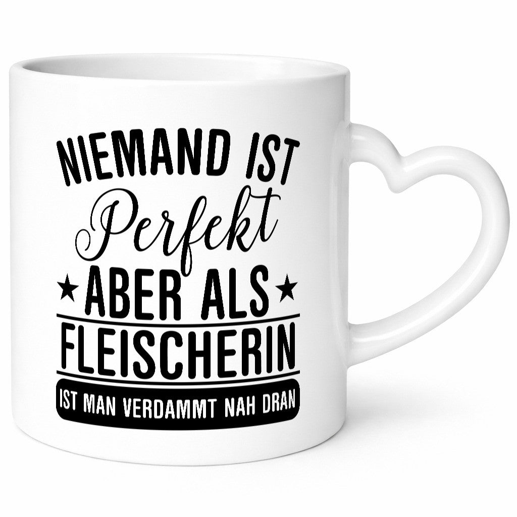 Verdammt nah dran: Fleischerin | Schlachterei lustig Humor Geschenkidee Tasse
