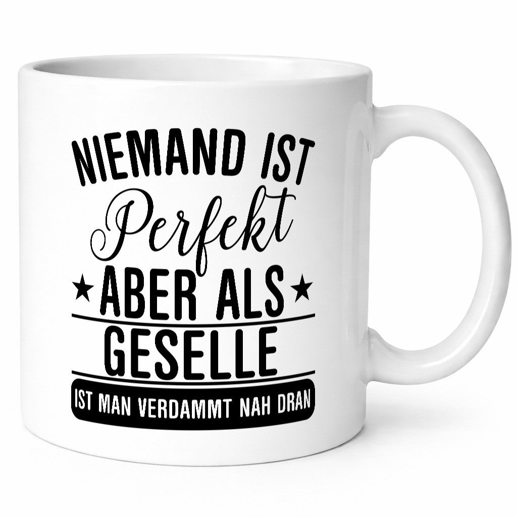 Verdammt nah dran: Geselle | Handwerker Humor Geschenkidee Tasse