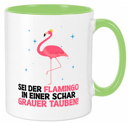 Flamingo in einer Schar Grauer Tauben | lustig Humor Geschenkidee Geschenk Tasse