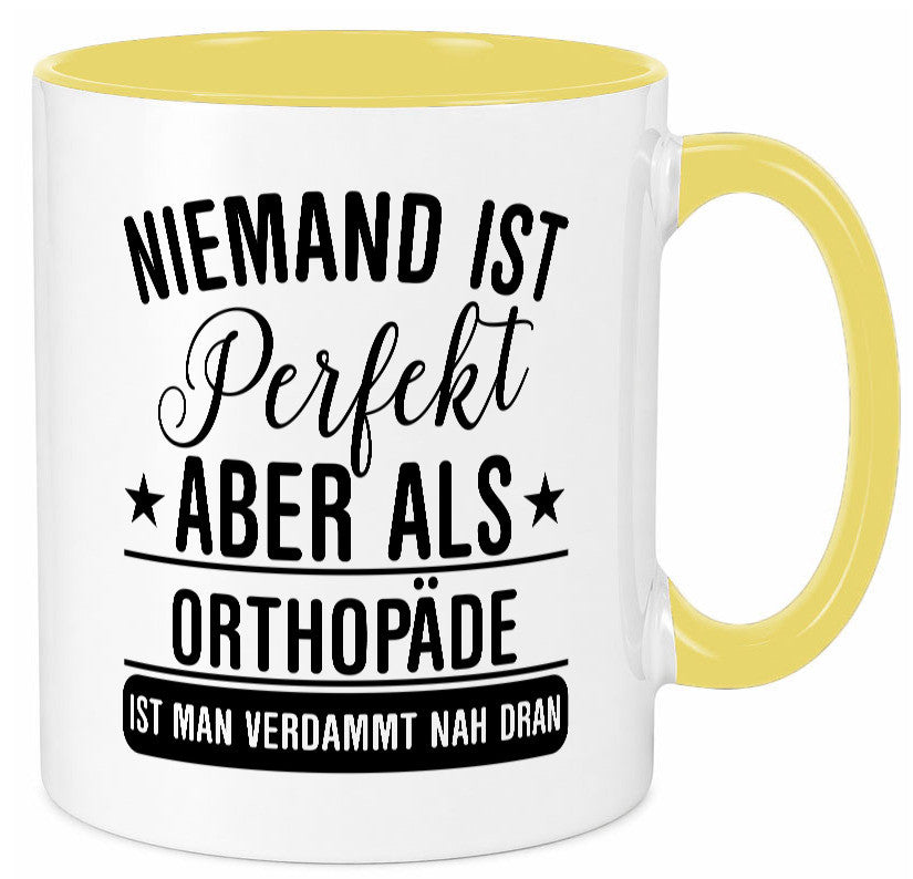 Verdammt nah dran: Orthopäde | Orthopädie Geschenkidee Humor Tasse