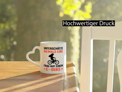 Alte Frau auf dem E-Bike | Fahradfahren Geschenk Humor Geschenkidee lustiger