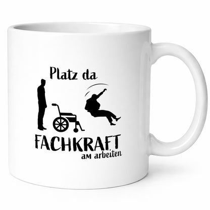 Platz da, Fachkraft | Rollstuhl Menschen lustig Humor Geschenkidee Geschenk