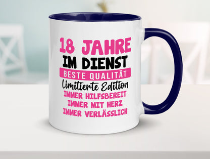 18 Jahre im Dienst | Jubiläum Arbeit v10 lustig Kollegen Büro Geschenk Tasse