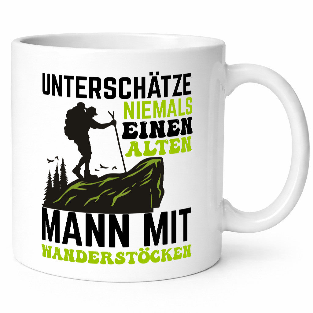 Unterschätze niemals einen alten Mann mit Wanderstöcken Humor Geschenkidee Tasse