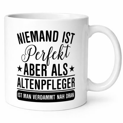Verdammt nah dran: Altenpfleger | Pflegepersonal Geschenkidee Humor Tasse