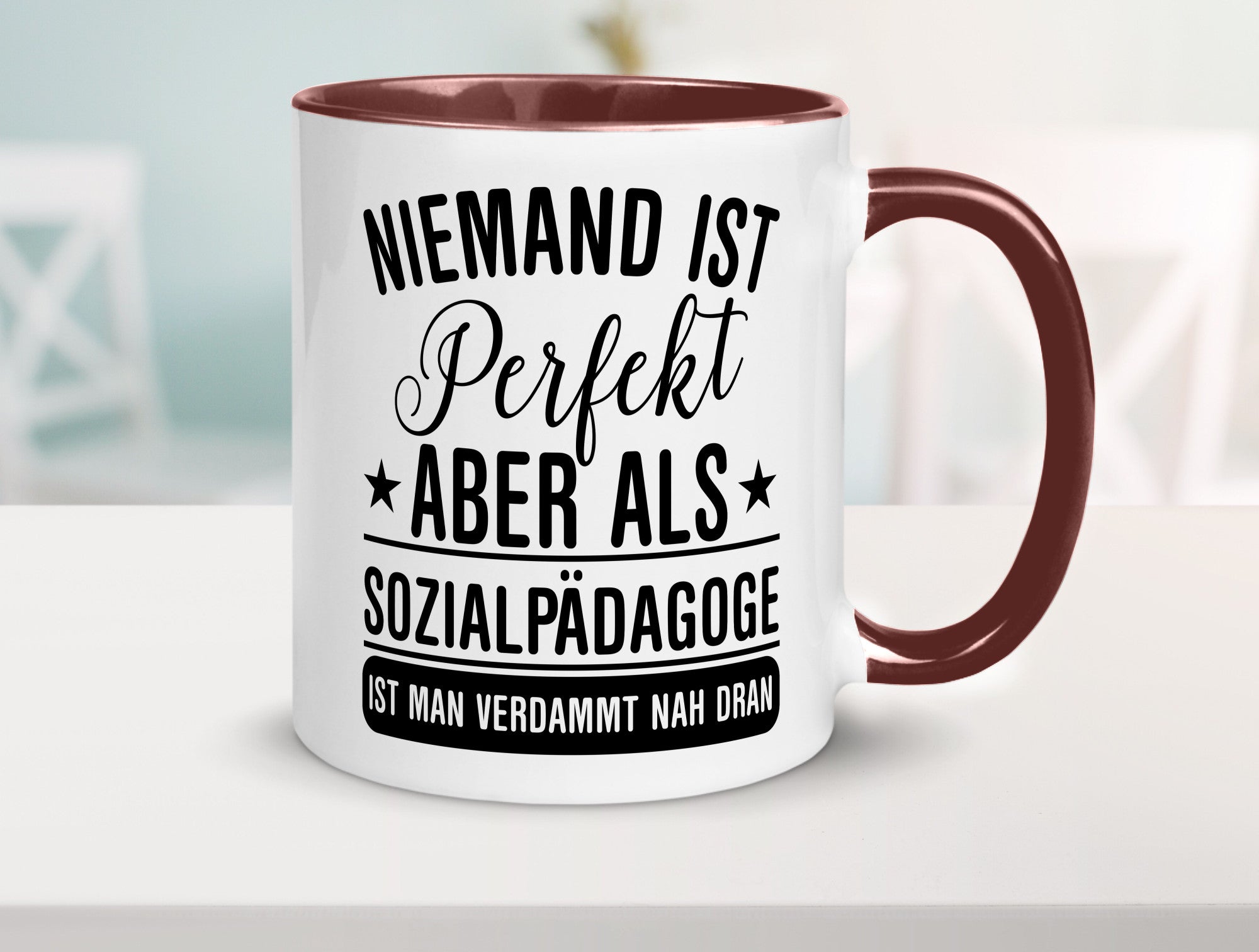 Verdammt nah dran: Sozialpädagoge | Pädagoge Geschenk Humor Geschenkidee
