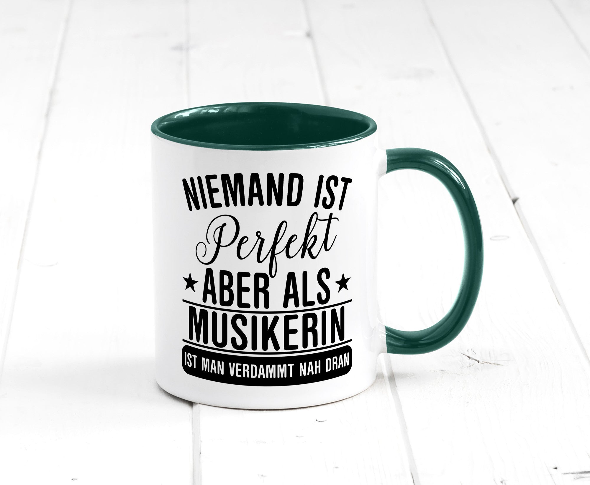 Verdammt nah dran: Musikerin | Musik Musikantin Geschenkidee Humor Tasse