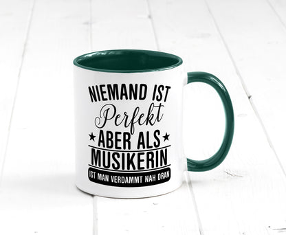 Verdammt nah dran: Musikerin | Musik Musikantin Geschenkidee Humor Tasse