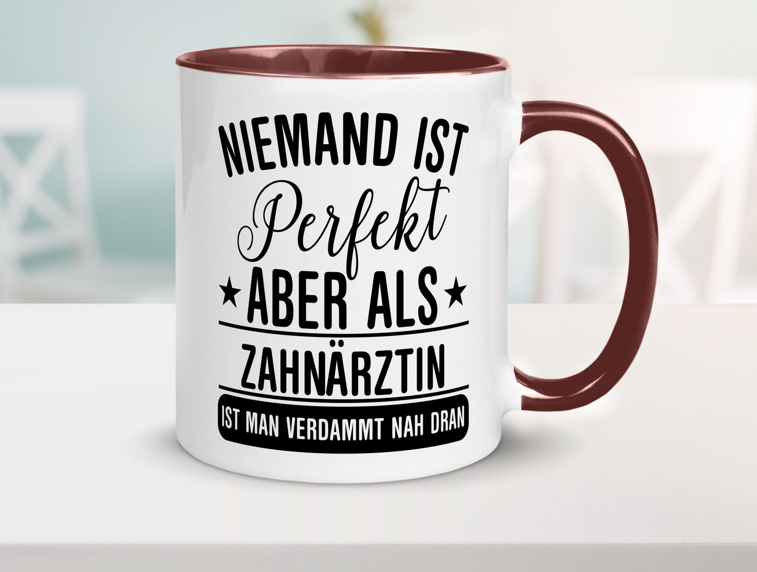 Verdammt nah dran: Zahnärztin | Zahnmedizin Beruf lustig Arbeit Kollegen Büro