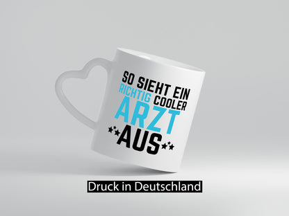 So sieht ein cooler Arzt aus | Selbstbewusst Klinik Geschenkidee Humor Tasse