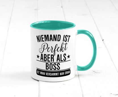 Verdammt nah dran: Boss | Führungskraft Vorgesetzter Humor Geschenkidee Tasse