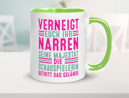Verneigt euch: Schauspielerin | Theater Humor Geschenkidee Tasse