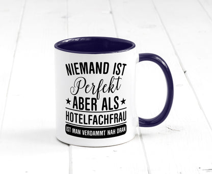 Verdammt nah dran: Hotelfachfrau | Hotel Humor Geschenkidee Tasse