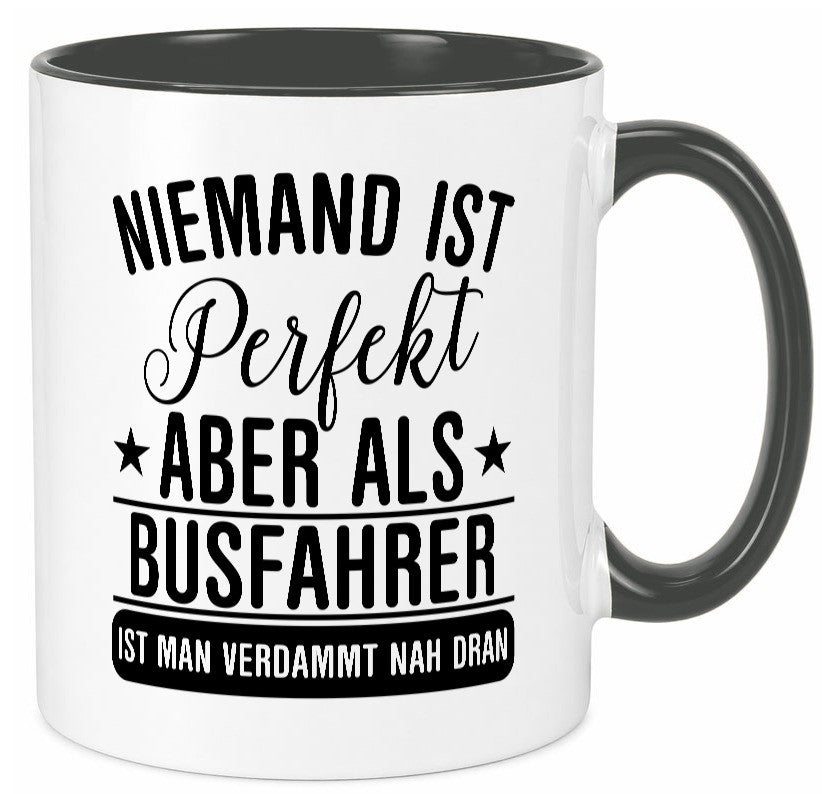 Verdammt nah dran: Busfahrer | Berufsfahrer Fahrer Geschenk Arbeit Kollegen Tasse