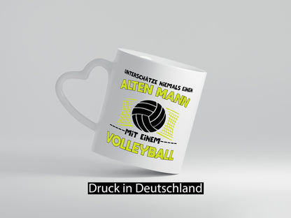 Unterschätze niemals einen Alten Mann mit einem Volleyball lustiger Spruch