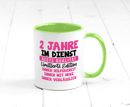 2 Jahre im Dienst | Jubiläum Arbeit v10 lustig Kollegen Büro Geschenk Tasse