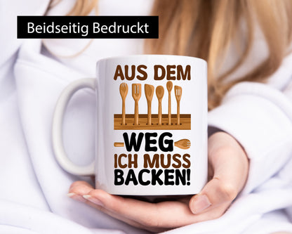 Aus dem weg ich muss backen | lustiger Spruch Geschenk Humor Geschenkidee Tasse